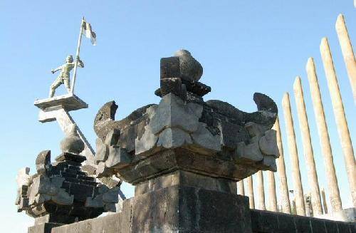 Indonesia Singaraja  Monumentos a Yudha Mandala Tama Monumentos a Yudha Mandala Tama Bali - Singaraja  - Indonesia