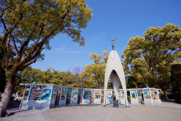 Japón Hiroshima  Monumento a la paz de los niños Monumento a la paz de los niños Hiroshima - Hiroshima  - Japón