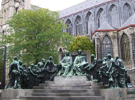 La estatua de los hermanos Van Eyck