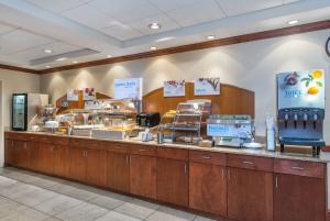 Las mejores ofertas de HOLIDAY INN EXPRESS HOTEL & SUITES TILTON - LAKES REGION Tilton