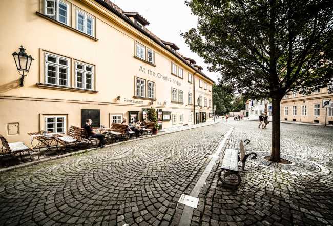 ARCHIBALD AT THE CHARLES BRIDGE