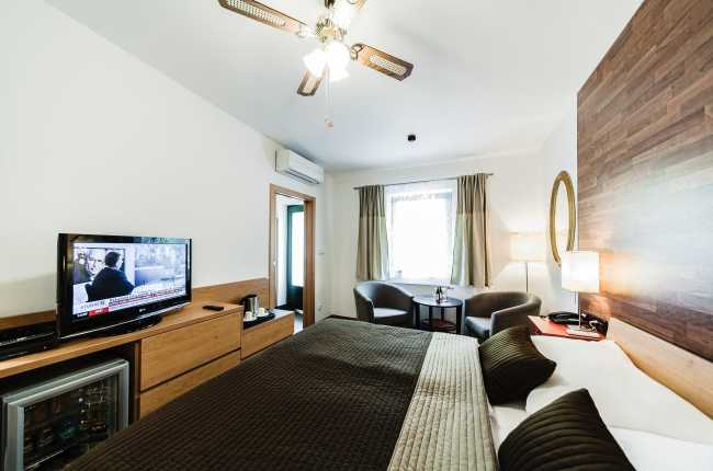 ARCHIBALD AT THE CHARLES BRIDGE