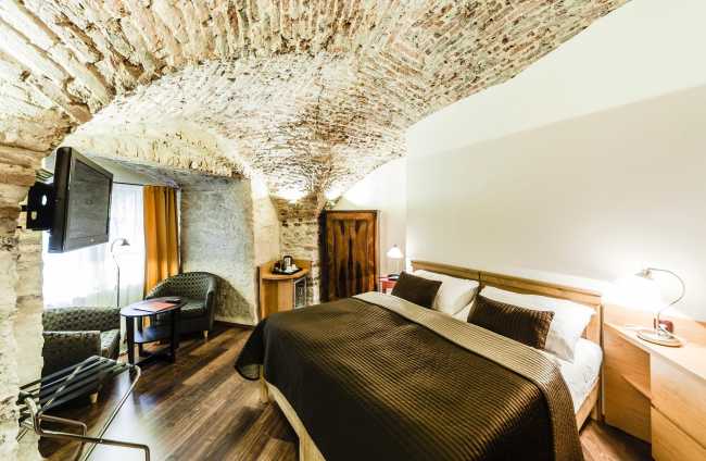 ARCHIBALD AT THE CHARLES BRIDGE