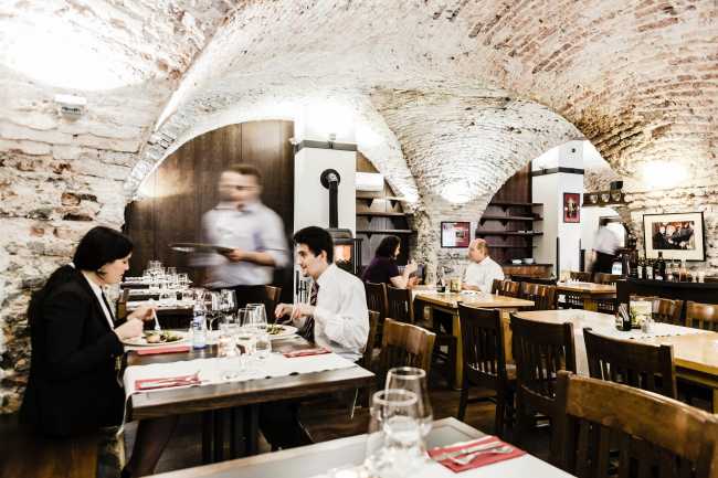 ARCHIBALD AT THE CHARLES BRIDGE