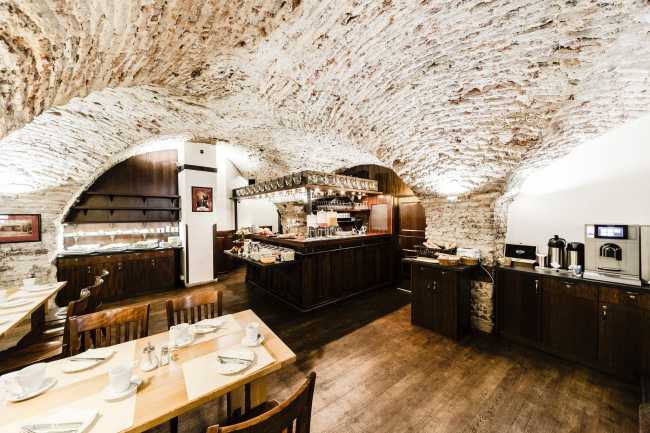 ARCHIBALD AT THE CHARLES BRIDGE