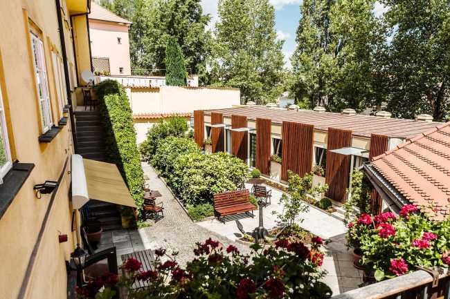 ARCHIBALD AT THE CHARLES BRIDGE