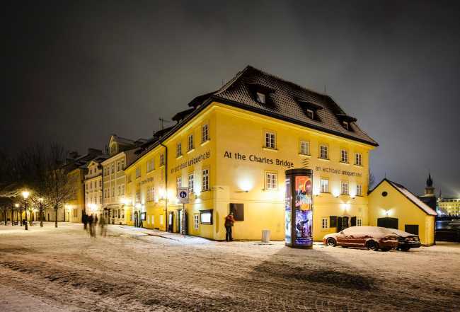 ARCHIBALD AT THE CHARLES BRIDGE