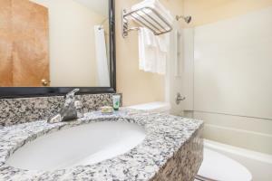 Las mejores ofertas de SUPER 8 KANSAS CITAT BARRROAD/AIRPORT Parkville