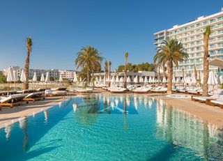 Las mejores ofertas de AMARE BEACH HOTEL IBIZA Bahía de San Antonio