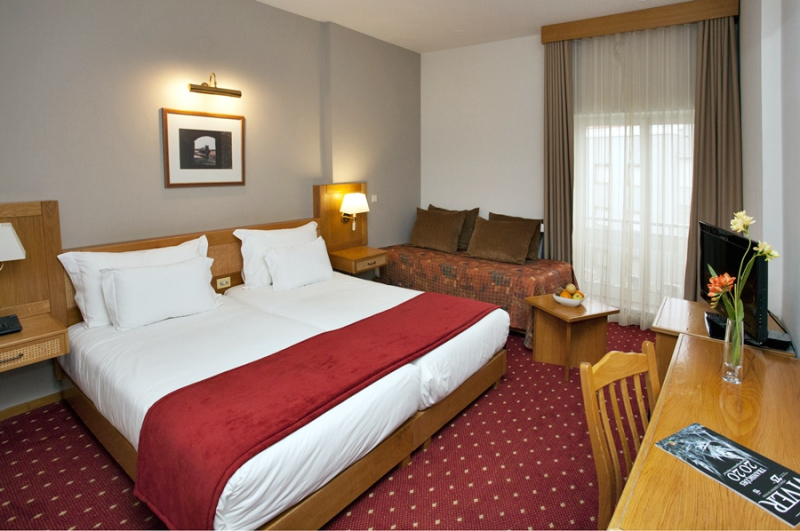 Rainha D. Amelia, Arts & Leisure