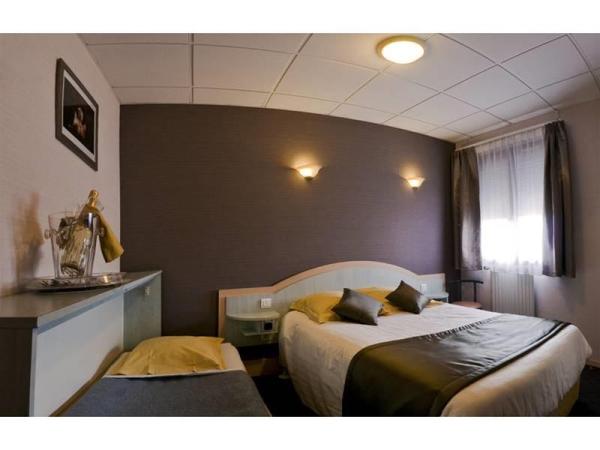 Las mejores ofertas de Logis Hotel Au Tambour Reims