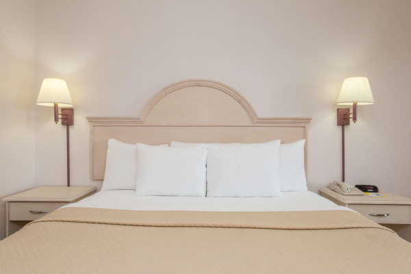 Las mejores ofertas de Days Inn & Suites by Wyndham Navarre Conf Center Navarre 