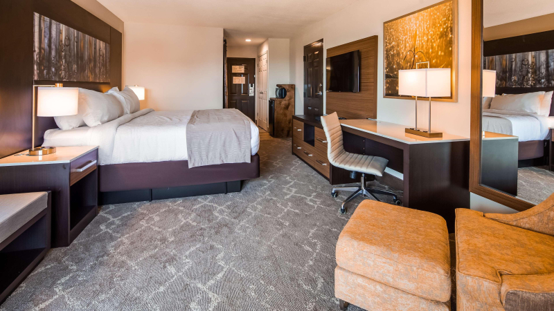 Aiden by Best Western Warm Springs Hotel and Event