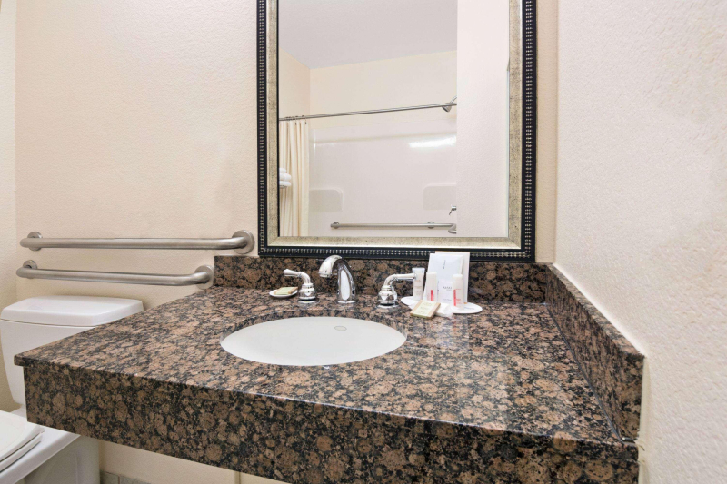 Super 8 by Wyndham Austin/Airport South