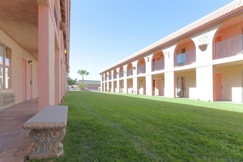 Super 8 by Wyndham Buttonwillow