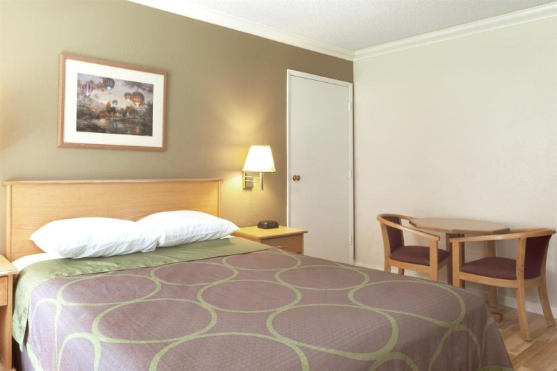 Super 8 by Wyndham Buttonwillow