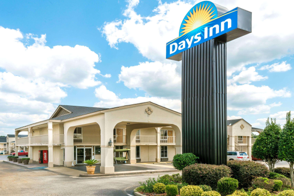 Las mejores ofertas de Days Inn by Wyndham Shorter Shorter 