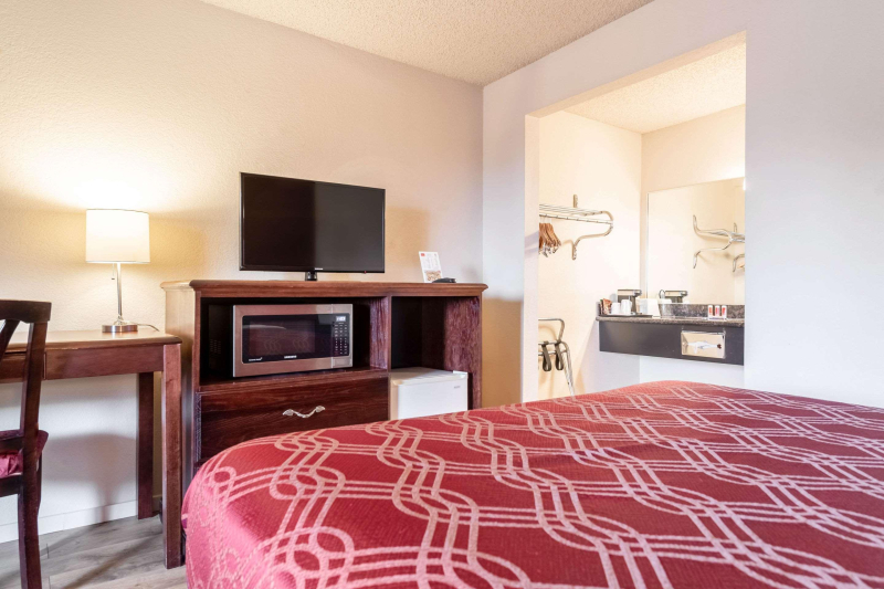 Econo Lodge Near Bellevue Square