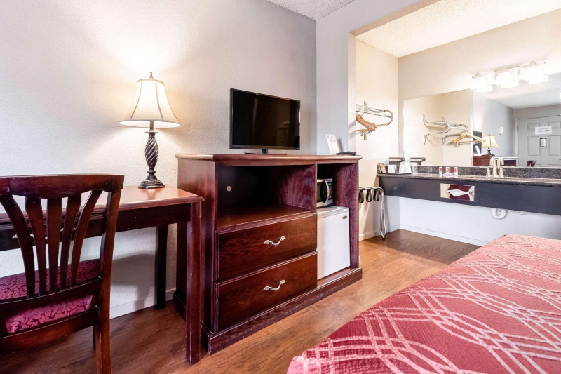 Econo Lodge Near Bellevue Square