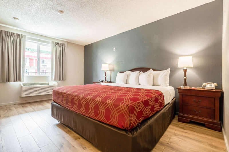 Econo Lodge Near Bellevue Square