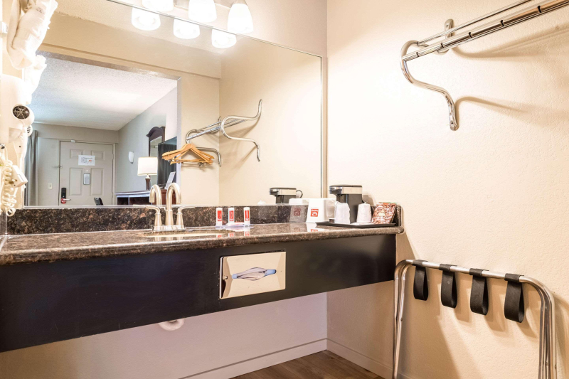 Econo Lodge Near Bellevue Square