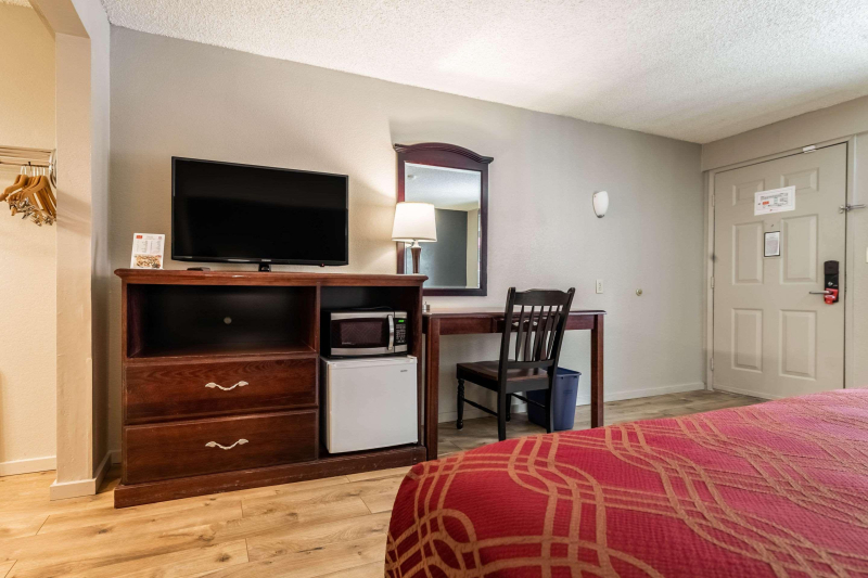 Econo Lodge Near Bellevue Square