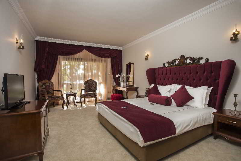 Le Chateau Lambousa Hotel