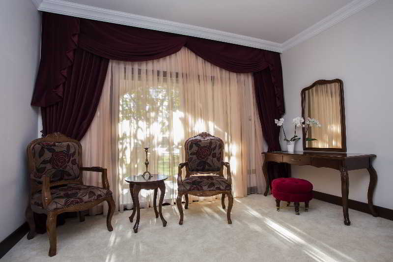 Le Chateau Lambousa Hotel