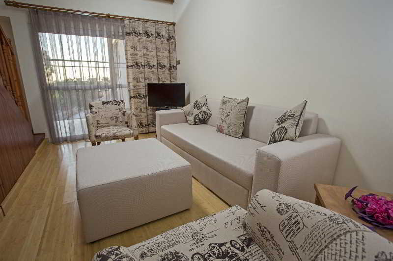 Le Chateau Lambousa Hotel