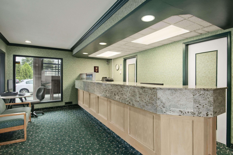 Travelodge by Wyndham Vancouver Lions Gate