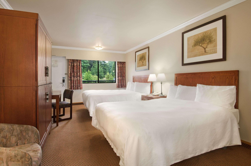 Travelodge by Wyndham Vancouver Lions Gate