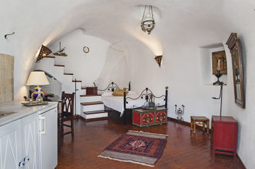 Heliophos Boutique Caves