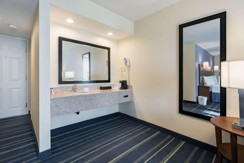 Days Inn by Wyndham Hartford/Closest Downtown