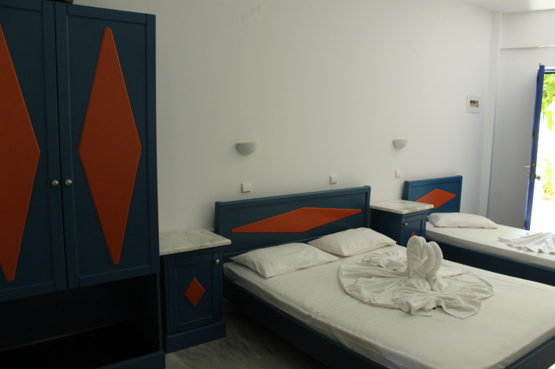 Leonidas Studios & Apartments
