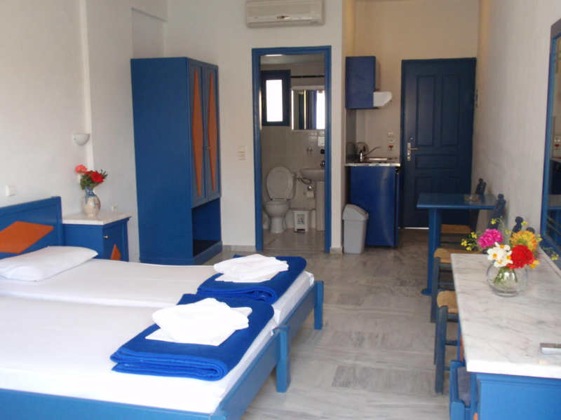 Leonidas Studios & Apartments