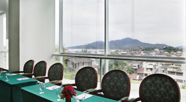 Las mejores ofertas de Sintesa Peninsula Hotel Manado Manado 