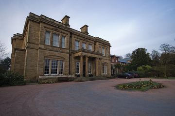 Las mejores ofertas de OULTON HALL Leeds 