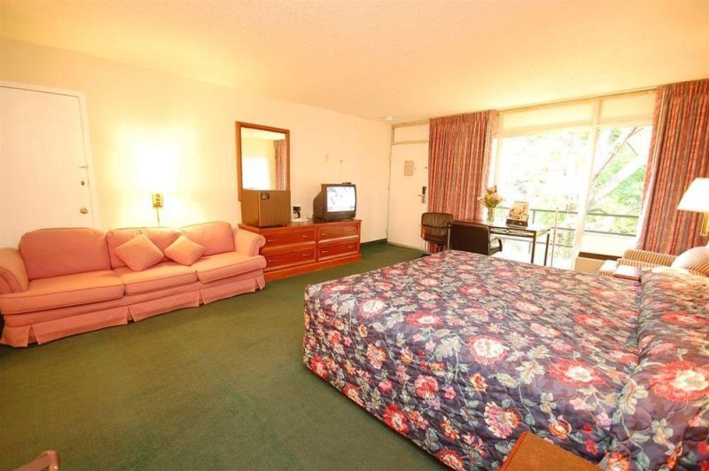 Magnuson Hotel Lenox