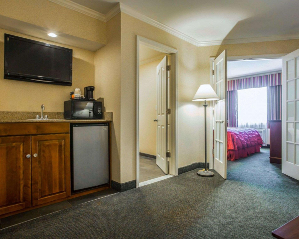 Las mejores ofertas de Clarion Inn & Suites at the Outlets of Lake George Lake George