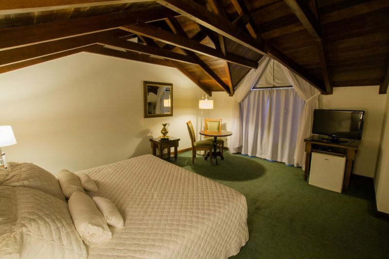 Johnsccher by SJ San Juan Curitiba