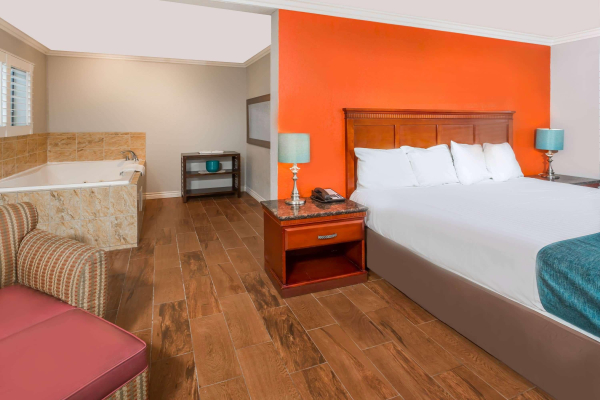 Las mejores ofertas de Howard Johnson Hotel & Suites by Wyndham Orange Anaheim 