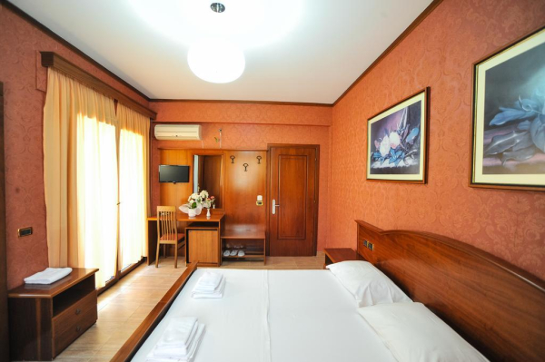 Las mejores ofertas de Iliria International PLAZA ILIRIA