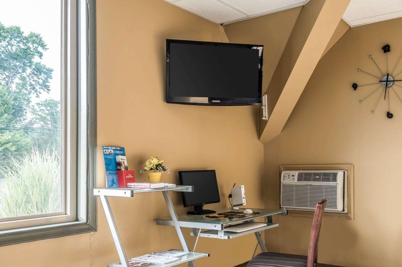 Econo Lodge Inn & Suites Binghamton Area