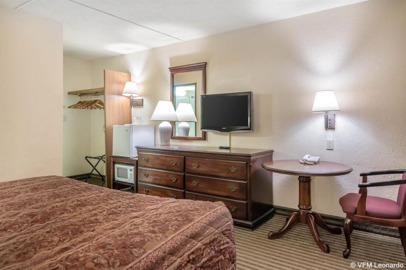 Econo Lodge Inn & Suites Binghamton Area