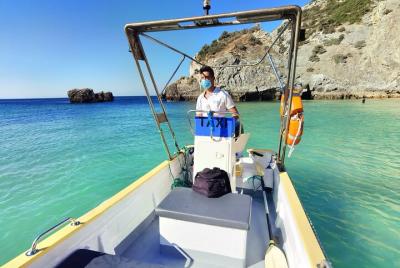Paseo en barco por la costa: cuevas y playas desiertas