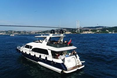 Crucero con almuerzo en Estambul: crucero en círculo largo por el