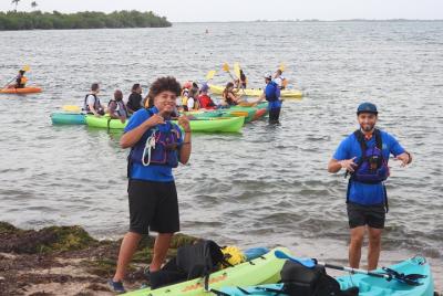 Kayak nocturno en la bahía bioluminiscente en Laguna Grande, Faja