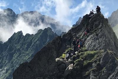 Caminata privada y difícil en las montañas de los Cárpatos