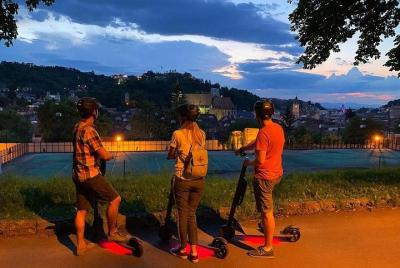Tour guiado por el casco antiguo de Brasov con scooters eléctrico