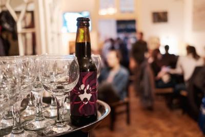 Degustación de cerveza artesanal en el pub Bucarest